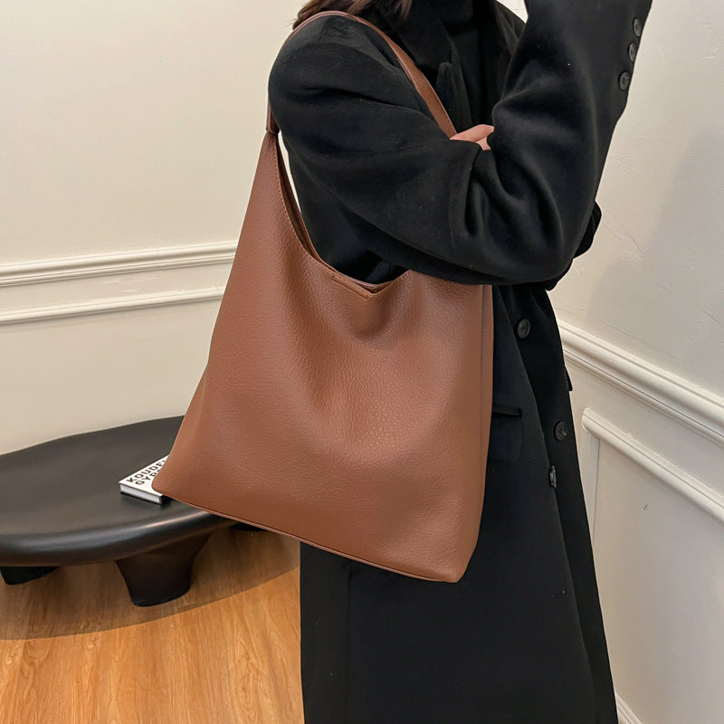 Autumn and winter new commuter tote bag women 2025 retro is a large-capacity shoulder bag simple casual armpit bag