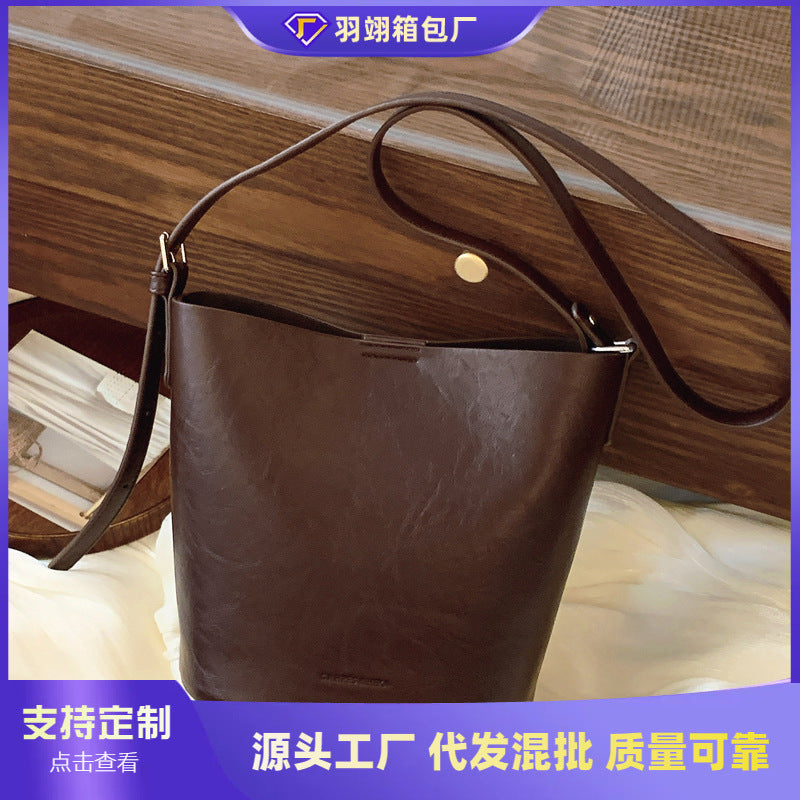 Retro niche design bag women's 2024 new simple messenger bag high-end fashion shoulder bucket bag