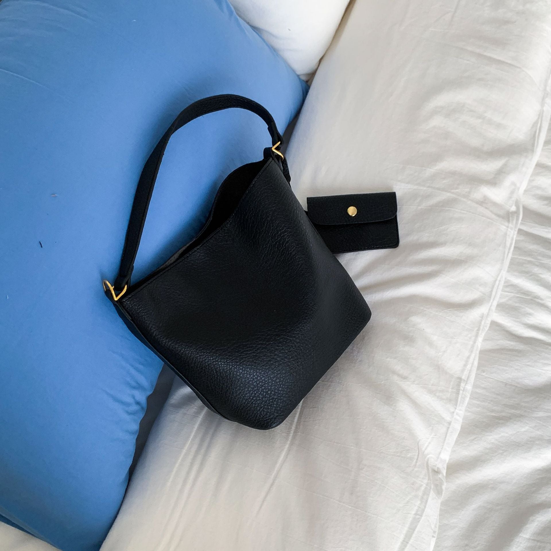 Retro bucket bag women's 2025 new fashion lychee pattern large capacity commuting shoulder bag fashionable literary and artistic child and mother bag