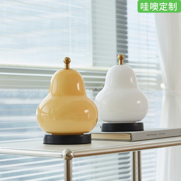 [Wow] Medieval French cream wind pear desk lamp bedroom USB charging portable creative ornament decorative lamp