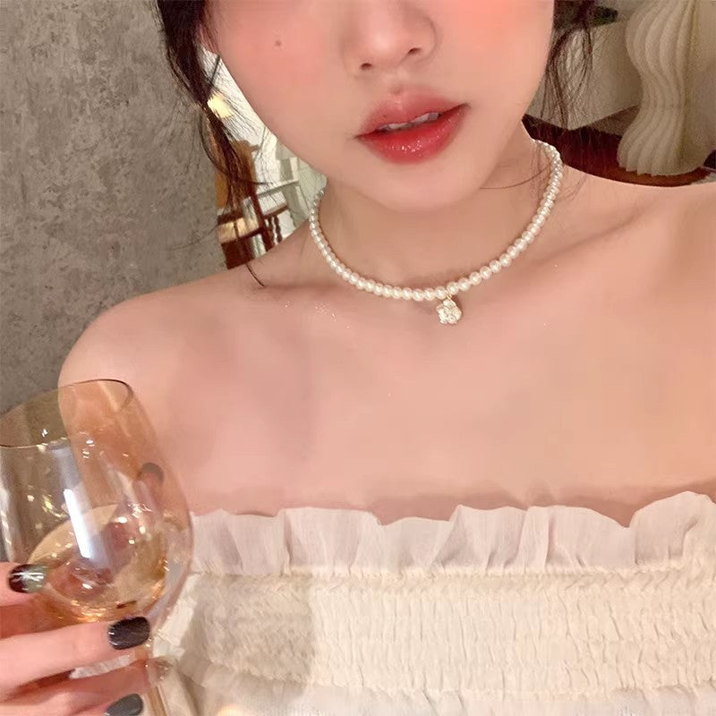 Gentle elegant camellia pearl necklace women's classy accessible luxuryniche style choker clavicle chain exquisite neck chain trendy