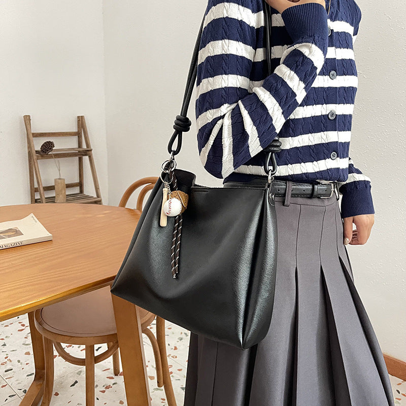Retro high-end niche design commuter tote bag large bag women's 2025 new soft leather shoulder bag