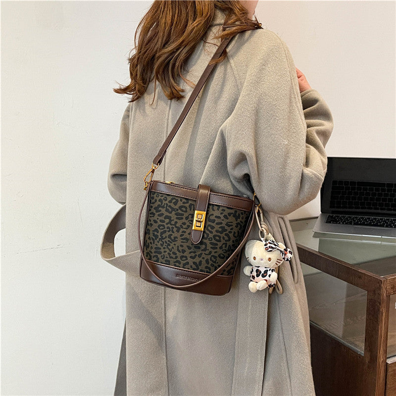 Fashion leopard print bag large capacity women's 2025 new autumn and winter popular foreign style messenger bag fashion portable bucket bag