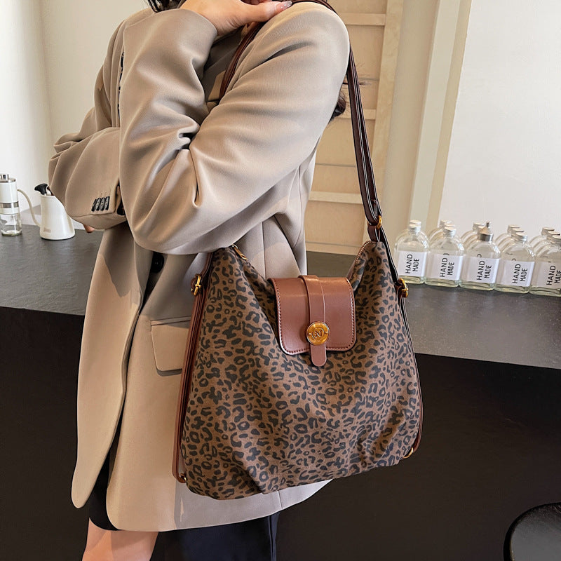 Casual woolen plaid bag women's 2025 new retro niche shoulder bag travel backpack commuter tote bag