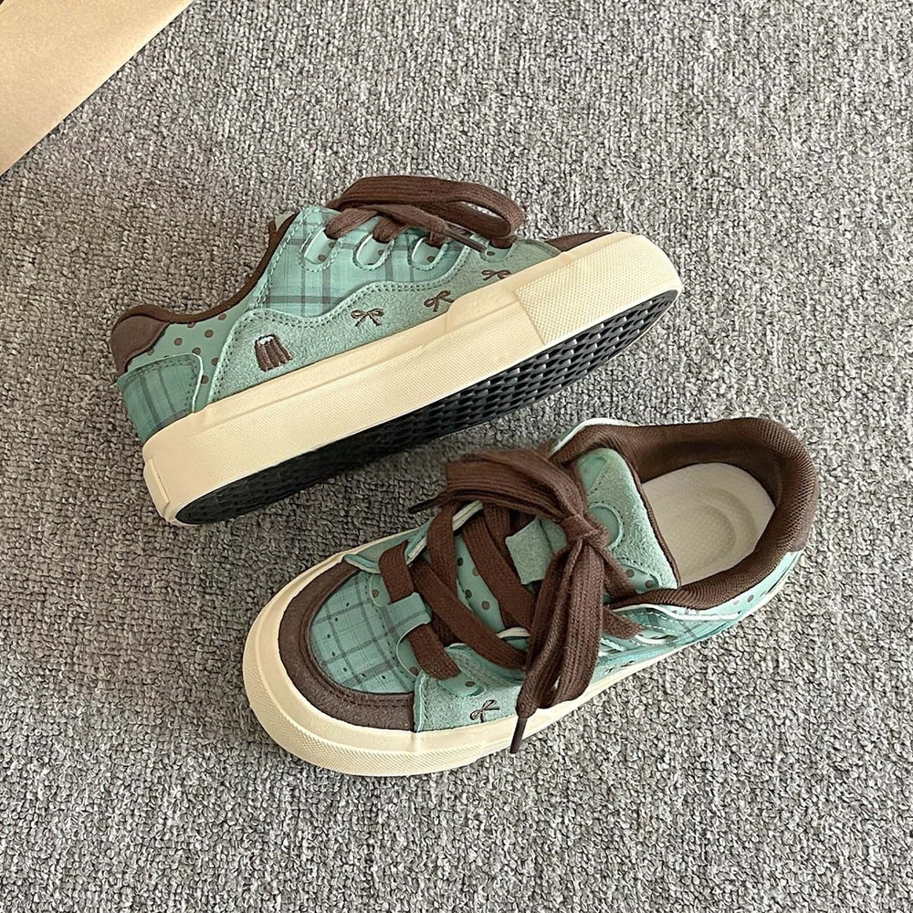 Women's white sneakers: new 2025 autumn collection - versatile platform sneakers for students, perfect with skirts, unique design, thick sole, athletic & casual style