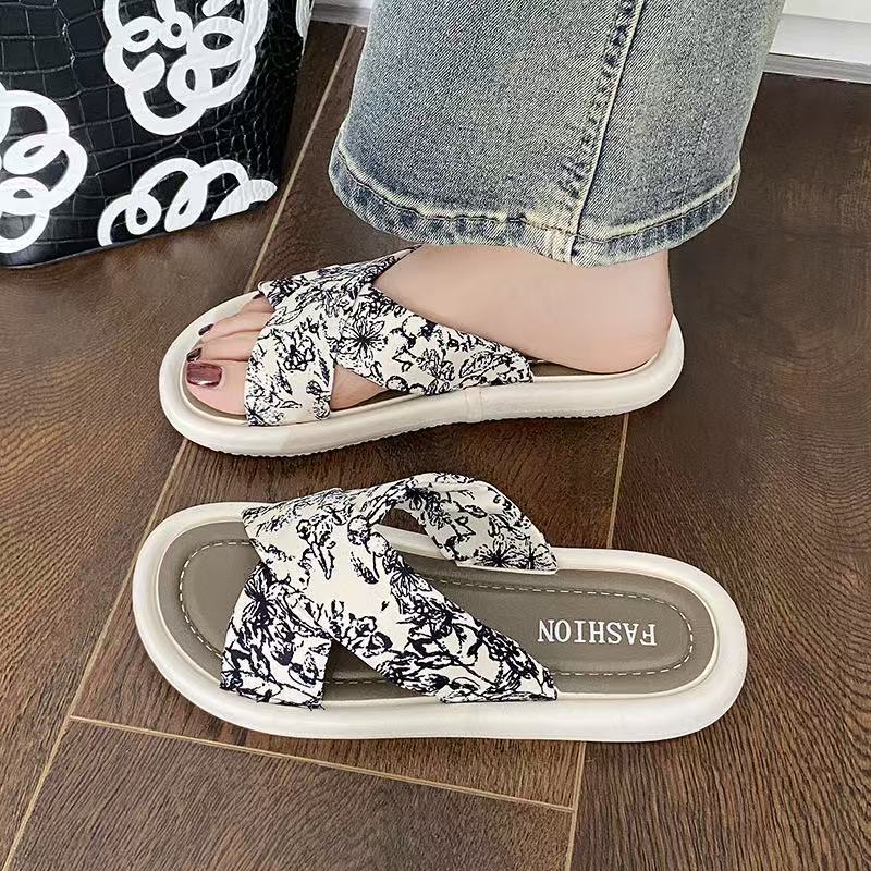 Summer new 2025 premium korean style non-slip women's slippers fashion casual shoes beach crossover sandals wholesale