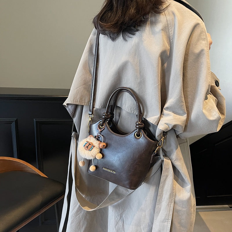 Retro fashion casual bucket bag 2025 winter new trendy shoulder bag commute to work premium messenger bag