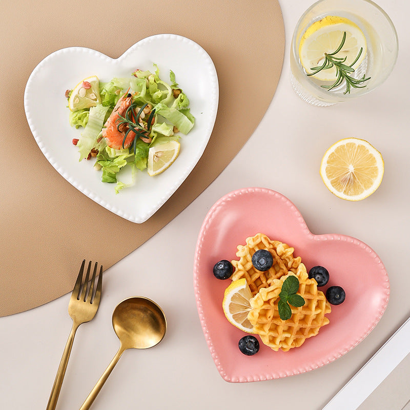 Creative heart-shaped ceramic dish - unique heart plate for snacks, jewelry, home use, cake, fruit, and heart-shaped desserts
