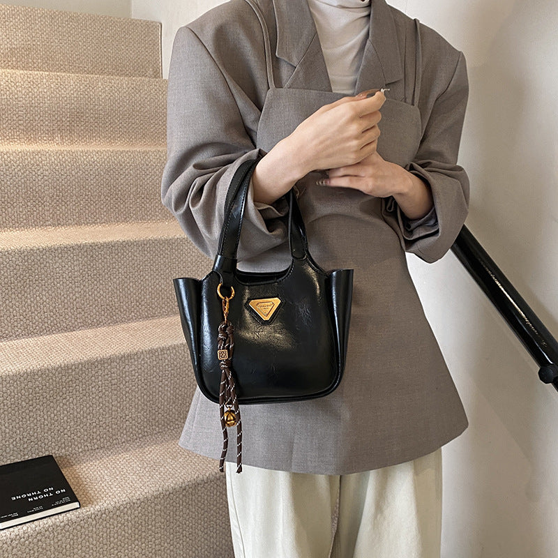 European and American retro trend shoulder bag 2025 new women's bag messenger bag foreign style solid color bucket bag underarm bag portable