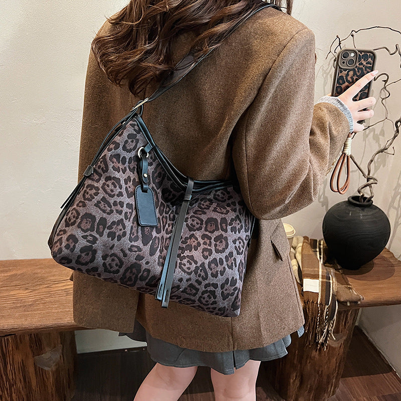 Foreign trade leisure commuting large-capacity shoulder bag women's 2025 new autumn and winter popular high-end leopard print messenger bag