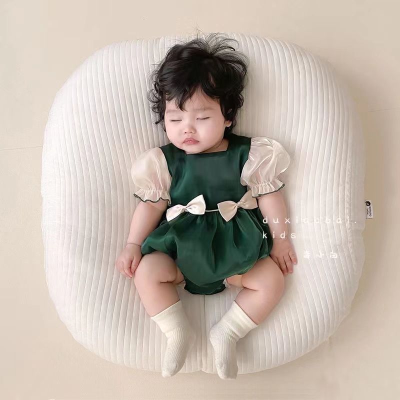 Infant and toddler summer outfits, super stylish and elegant, with a regal, courtly vibe. short-sleeved rompers for baby girls, perfect for full-month celebrations and 100-day milestones. princess-style onesies