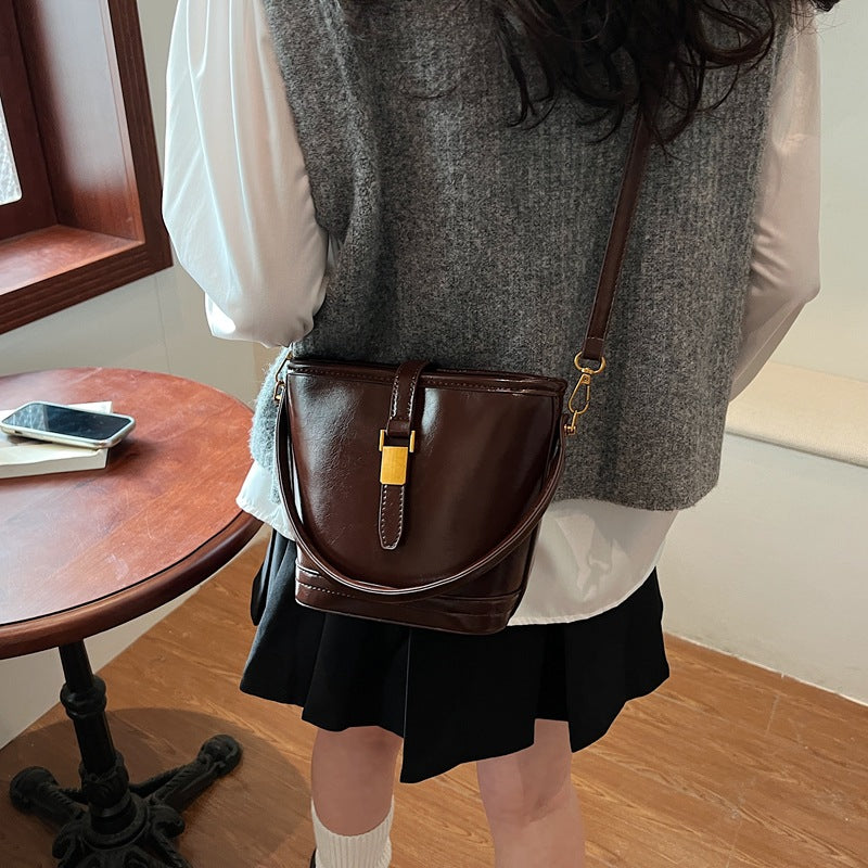 Commuter to work Hand carry bucket bag 2025 niche trendy messenger bag women's winter new fashion casual shoulder bag