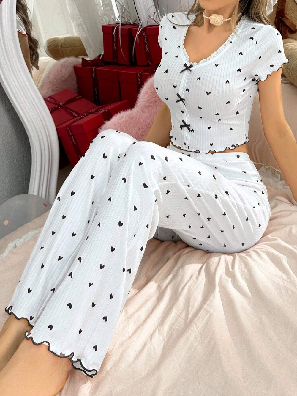 European and american cross-border hot-selling women's loungewear set: heart print short-sleeve top and pants, two-piece pajama set, suitable for wearing outdoors