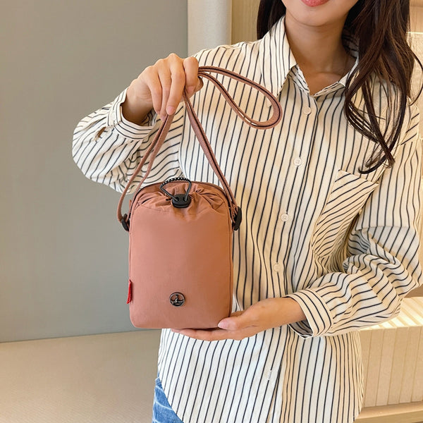 New messenger bag, multi-functional mobile phone bag, waterproof leisure shoulder bag, kettle bag, sports fitness women's bag, water cup bag.
