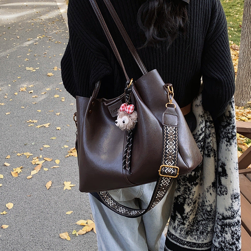 European and American retro large-capacity commuter tote bag 2025 new handbag texture wide shoulder strap messenger bag shoulder bag