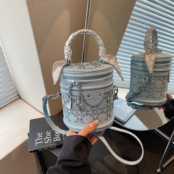 Popular exquisite out bag women 2025 new versatile messenger bag fashion niche design portable bucket cylinder bag