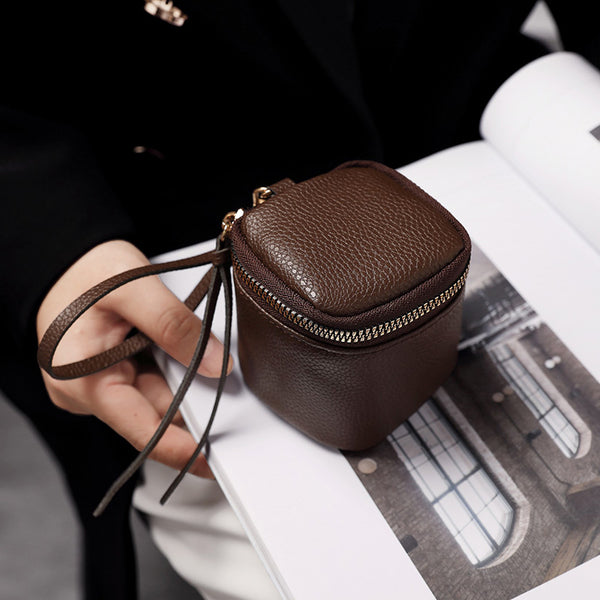 The source manufacturer's new women's cosmetic bag, lipstick, air cushion, earphone bag, portable red envelope, and change coin bag in hand.