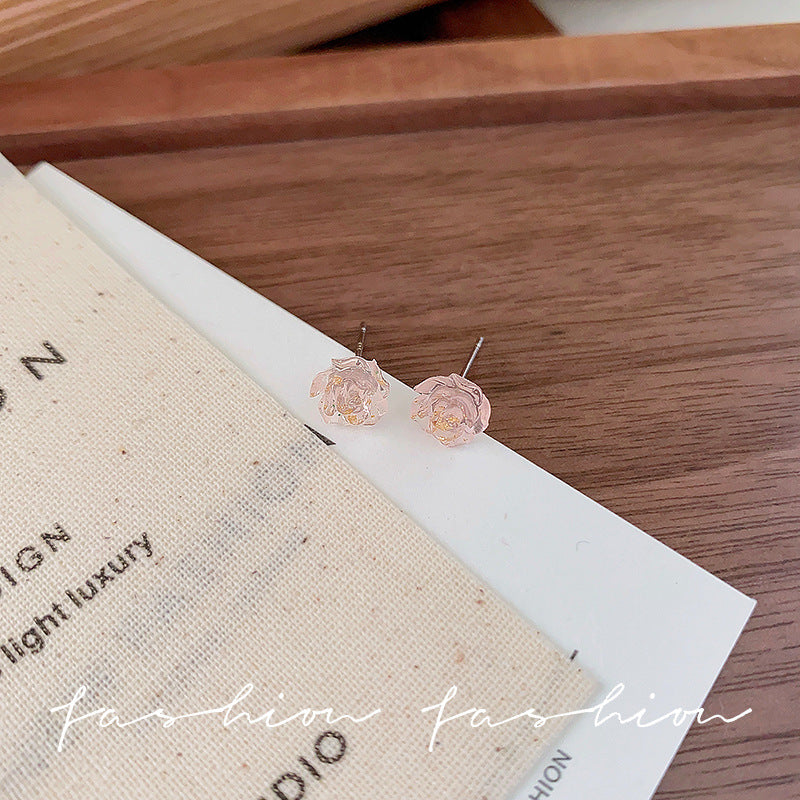Simple, small, and subtly luxurious floral stud earrings – perfect for everyday wear, exquisitely versatile, and incredibly chic. wholesale options available for these ethereal, fresh, sweet, and elegant earrings