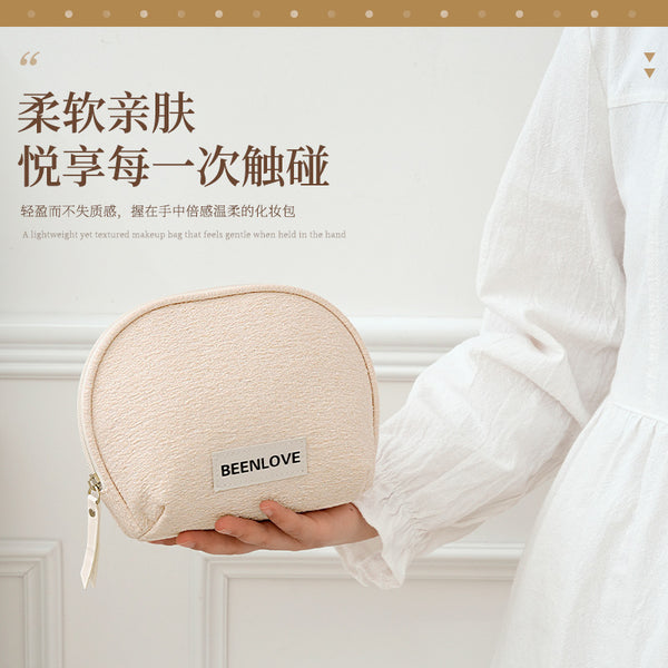 Beilian's new hand-held semi-round cosmetic bag, small, portable travel storage, wash bag, wholesale travel bag, medium bag.