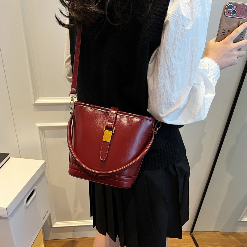 Commuter to work Hand carry bucket bag 2025 niche trendy messenger bag women's winter new fashion casual shoulder bag
