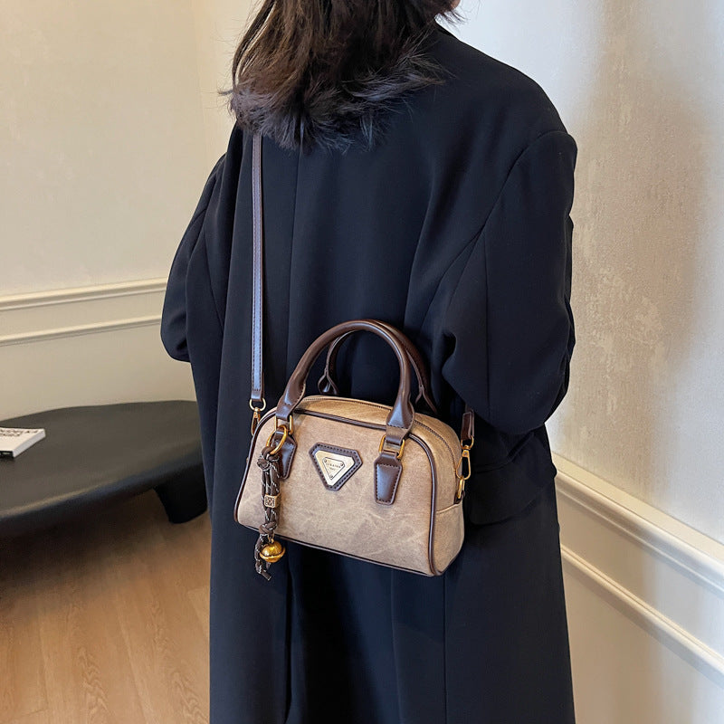 Feel retro small bag women 2025 new autumn and winter popular versatile messenger bag super fire portable bowling bag