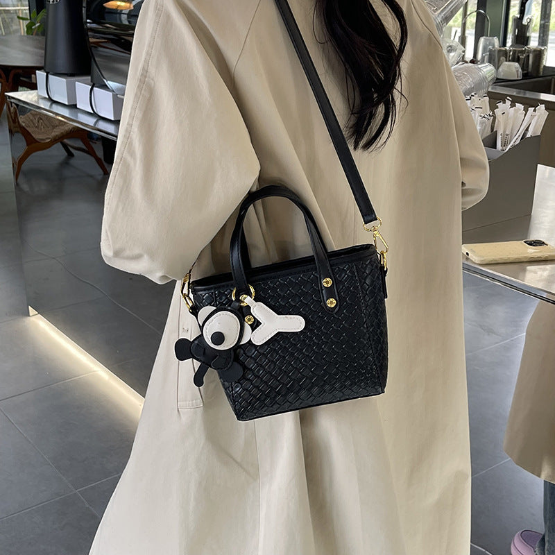 Simple foreign style portable bucket bag women's new fashion woven shoulder messenger bag contrasting color commuter small bag