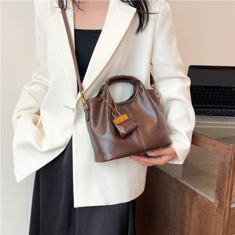 Retro niche handbag women's autumn and winter new high-end commuting large-capacity shoulder messenger bag mother and child bag