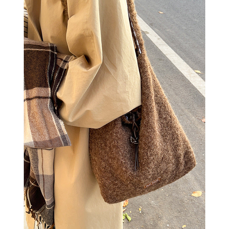 Gentle milk powder color wool bag fashion shoulder messenger bag autumn and winter new plush double-sided bag premium bucket bag