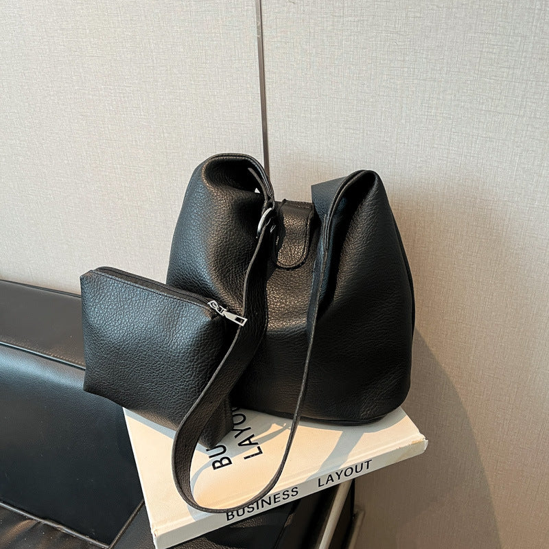 Foreign order large-capacity casual messenger bag women's 2025 summer new fashion simple shoulder bag commuter bucket bag