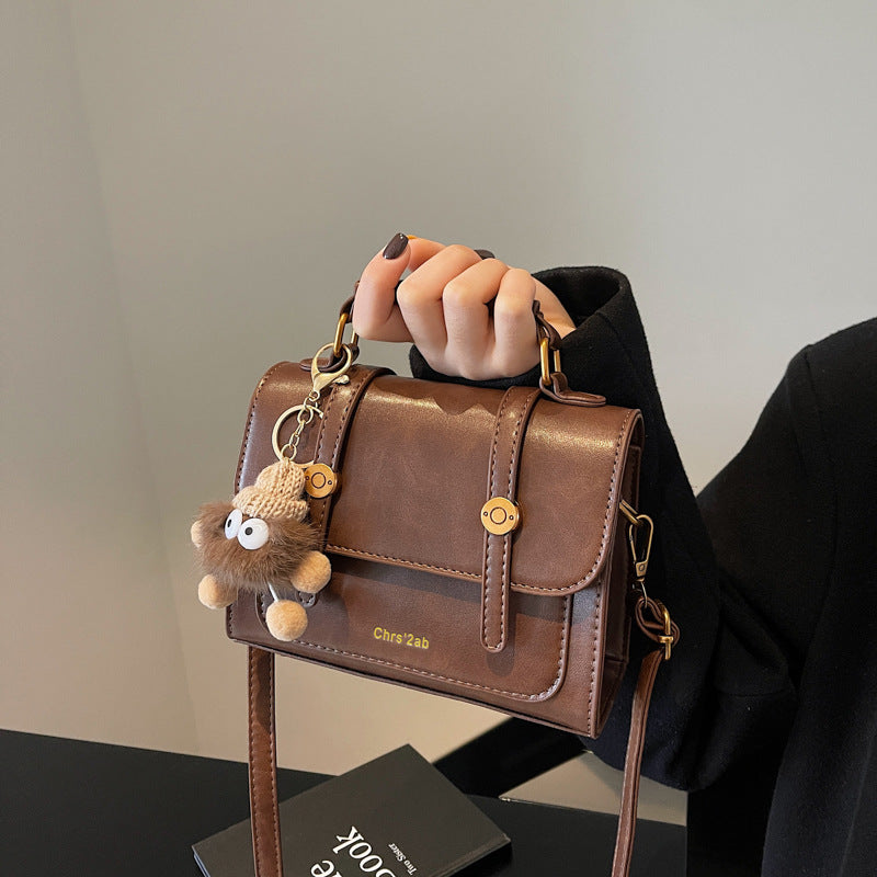 New bag women's 2025 popular fashion trend messenger bag winter versatile single shoulder portable mailman small square bag