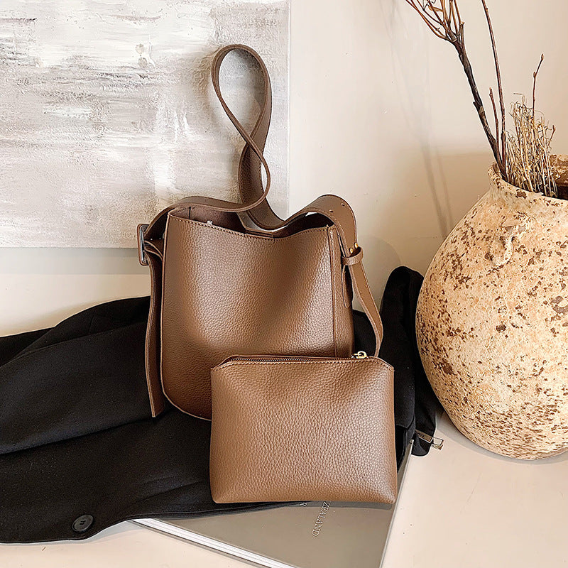 Retro casual shoulder bag women's 2025 new fashion solid color bucket bag niche trend commuter messenger bag