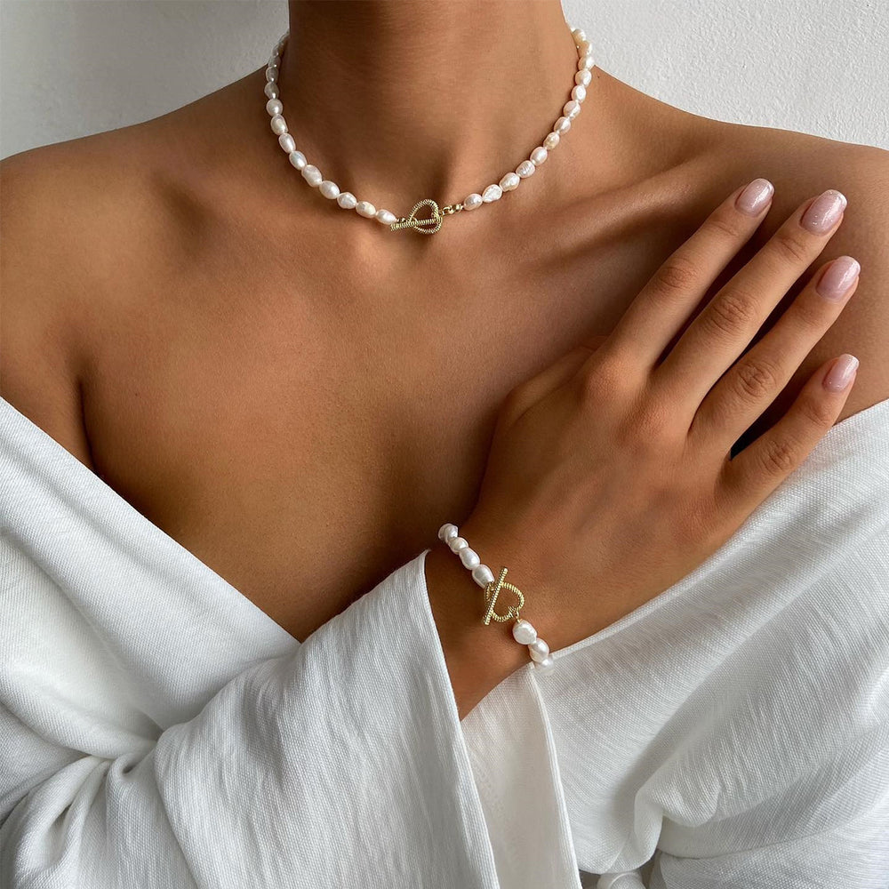Trendy and versatile irregular pearl necklace and bracelet set – a sweet and sophisticated design with a heart motif. hot-selling cross-border jewelry