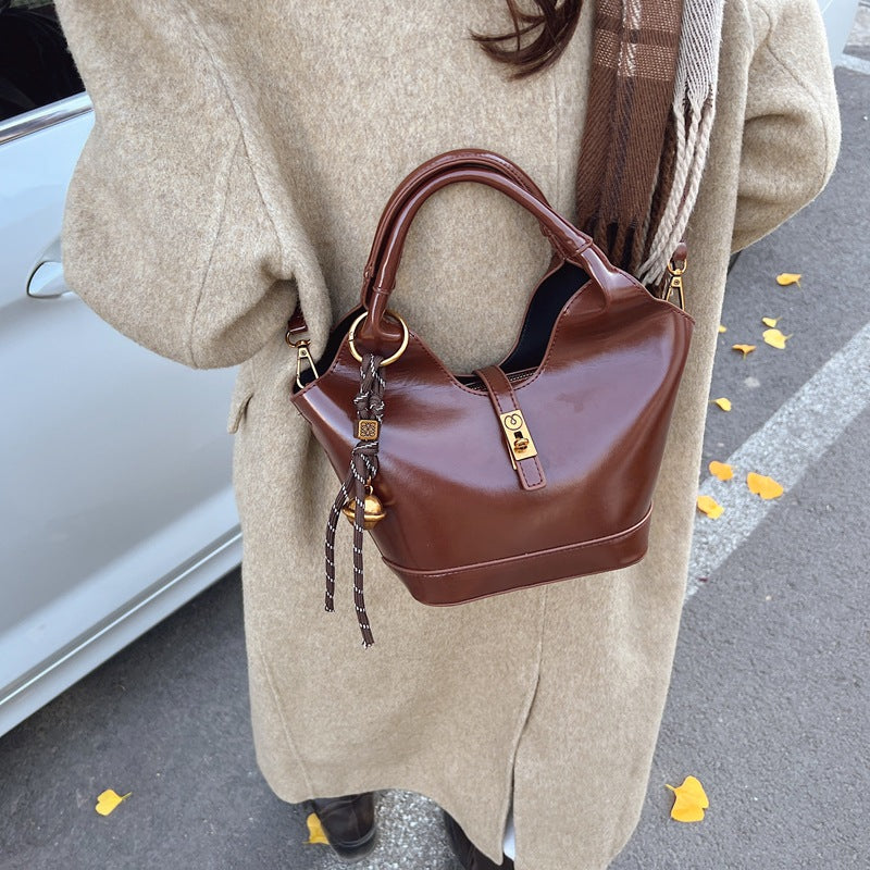 New products are hot, Korean niche retro portable bucket bag, women's casual versatile commuter premium messenger bag