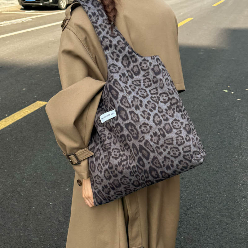 Fall and winterretro leopard print shoulder canvas bag large capacity tote bag niche styleeasiest for matchwork clothing bag college student class bag