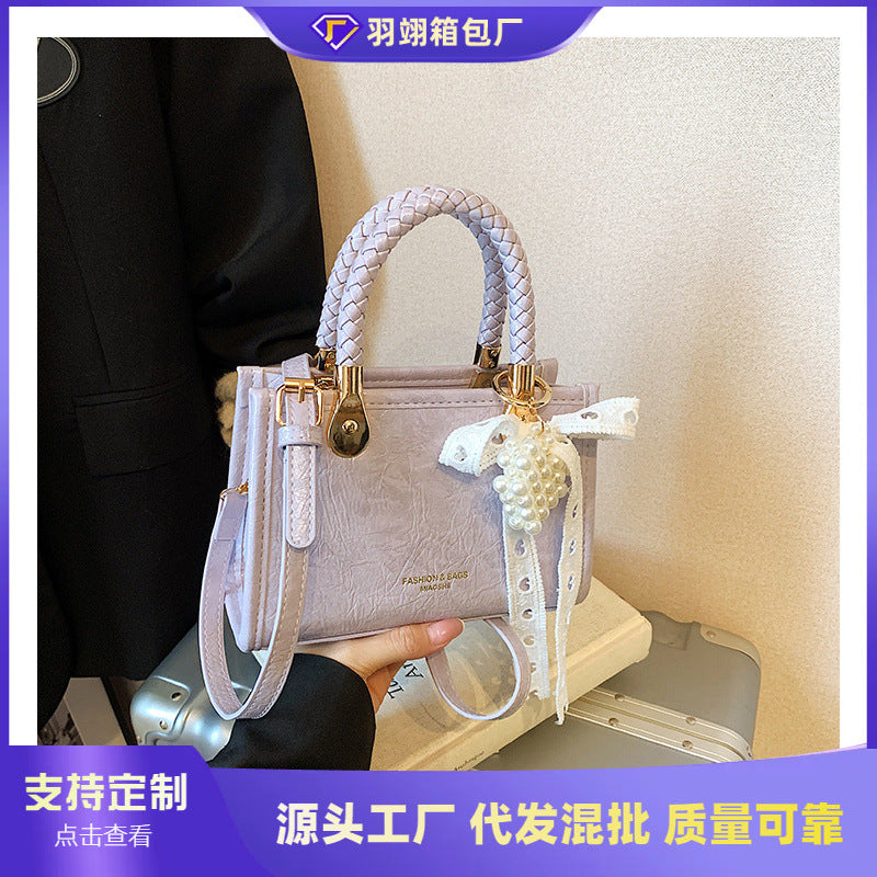 Cross-border super fire small bag women's summer versatile 2025 new fashion simple messenger bag popular portable small square bag