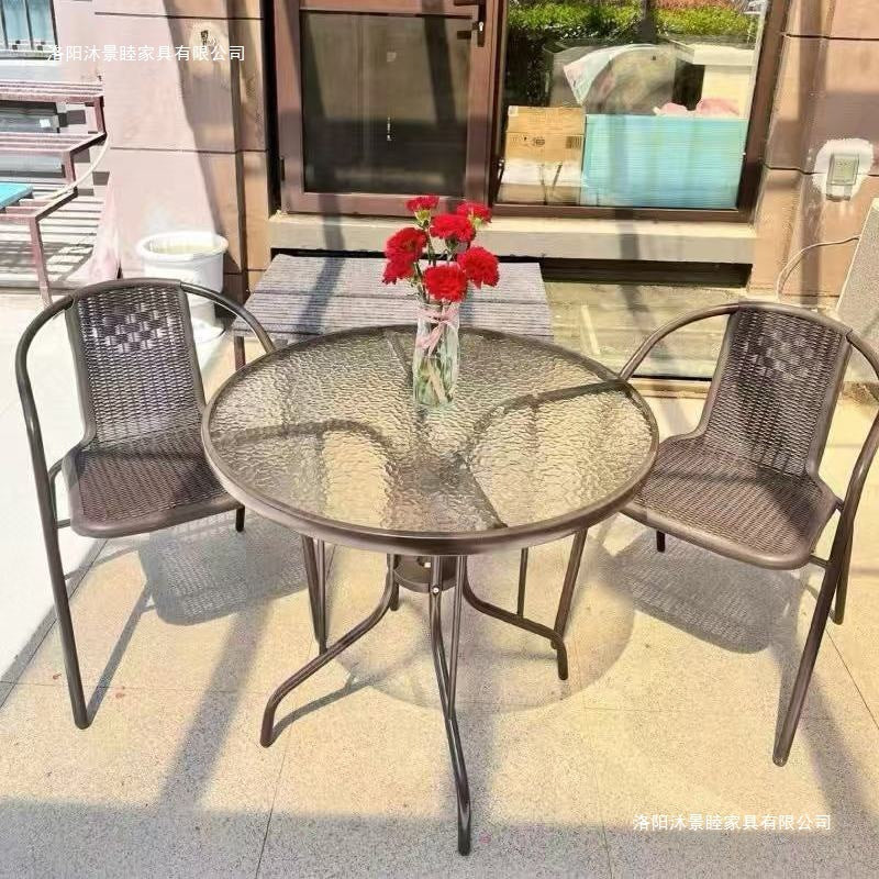 Outdoor table and chair set with umbrella, sunshade, perfect for outdoor cafes, bubble tea shops, and casual outdoor seating. features a wrought iron frame and rattan chairs, ideal for patios and gardens