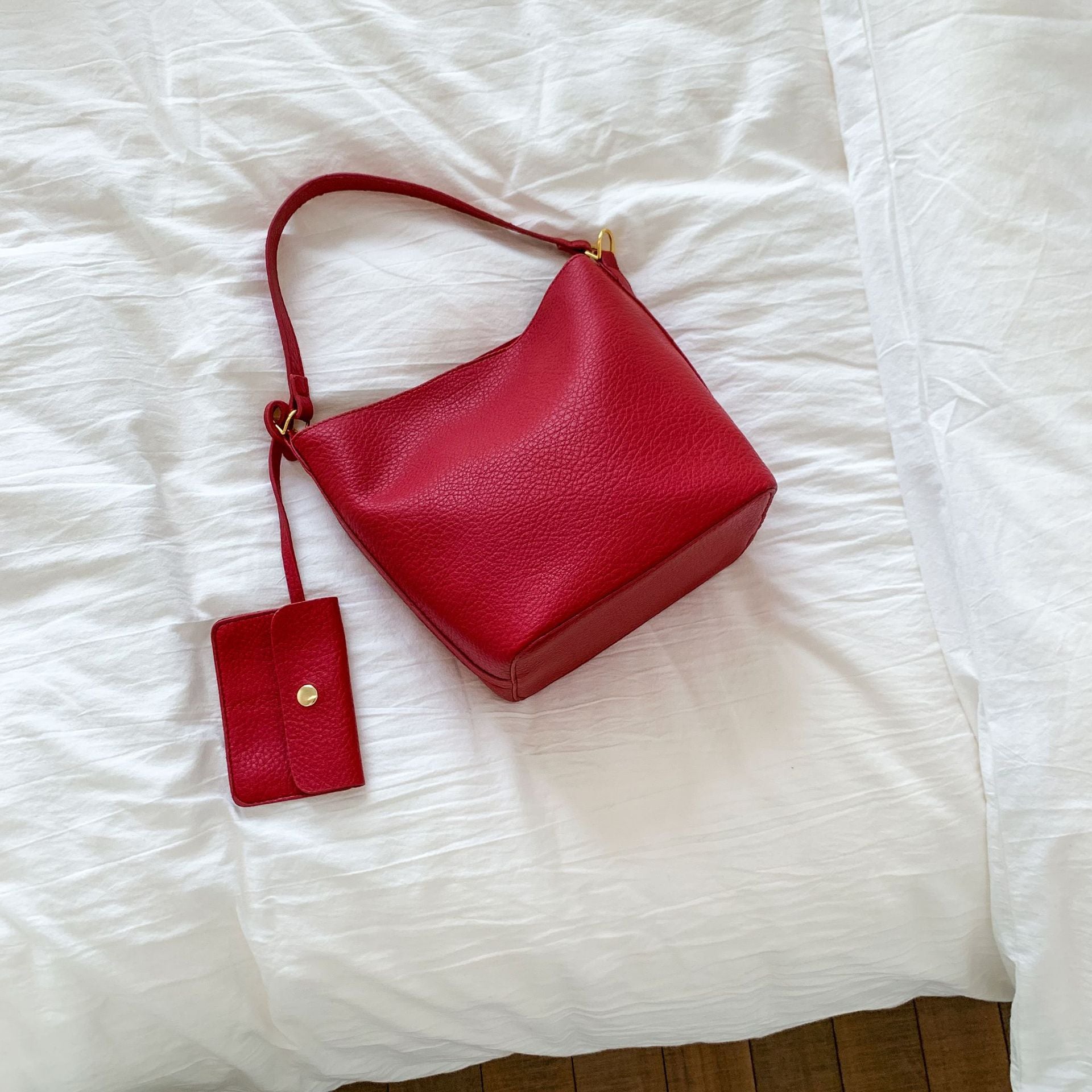 Retro bucket bag women's 2025 new fashion lychee pattern large capacity commuting shoulder bag fashionable literary and artistic child and mother bag