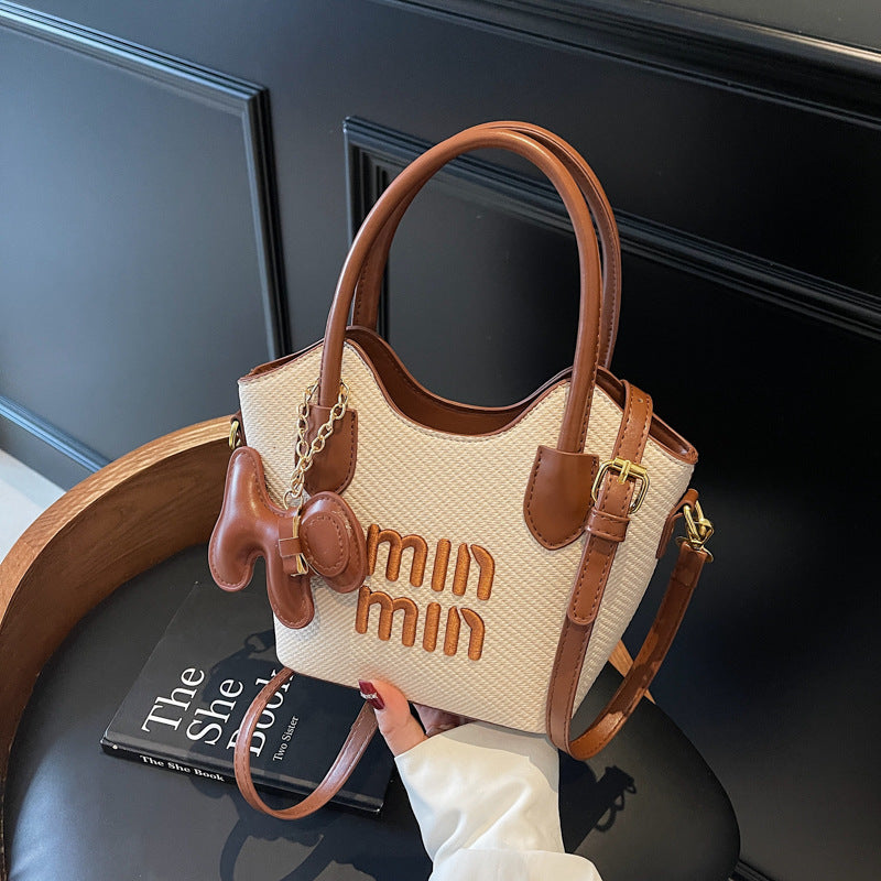 Fashion bags women's new models are popular this year, foreign-style portable shoulder bags, Korean version of casual commuting versatile messenger bags
