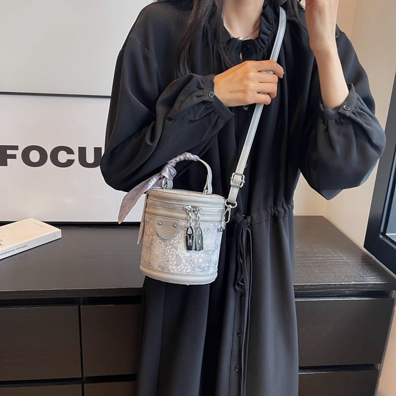 High sense fashion casual niche texture bucket bag 2025 new women's bag trend versatile Internet celebrity messenger bag women