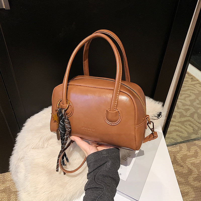 Retro commuter bag women's large capacity 2025 new autumn and winter leisure niche messenger bag portable work pillow bag