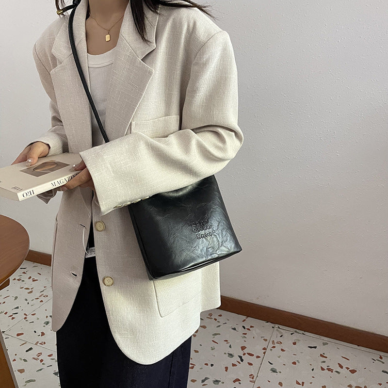 Retro fashion bucket bag women's 2025 new autumn commuting versatile shoulder bag niche high-end women's bag