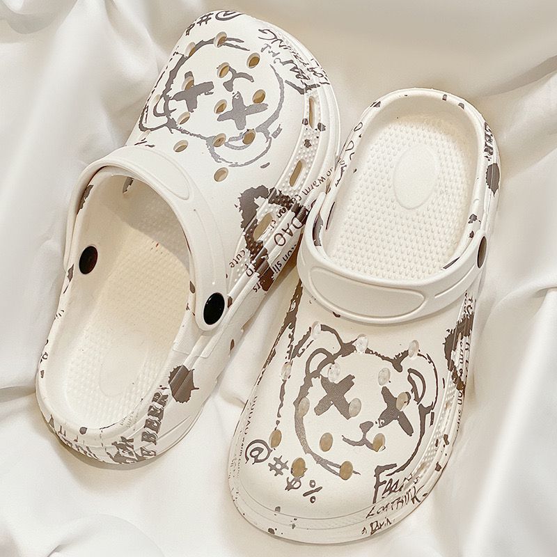 2025 summer clogs: cute student-style outdoor women's casual flat anti-slip closed-toe beach slippers - trendy & soft