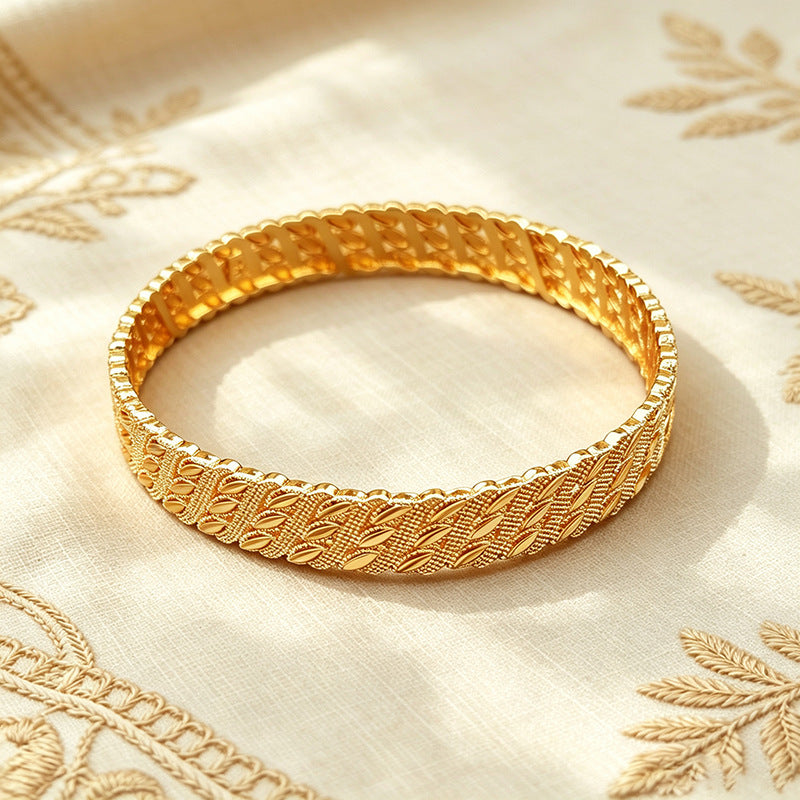 Trendy bohemian sparkling bangle with high-end luxury leaf charm – perfect as a bridal gift