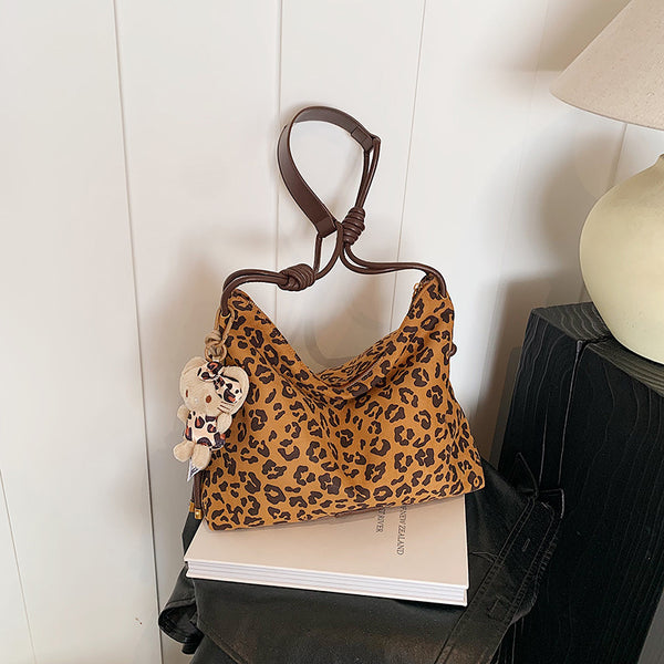 This year, the popular leopard print large-capacity bag women's 2025 new autumn and winter versatile messenger bag commuter shoulder tote bag