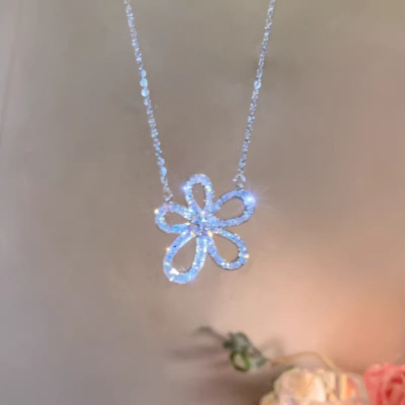 Micro-paved zircon five-petal flower necklace, accessible luxury, niche design for women, high-end, 2026 new trendy collarbone chain