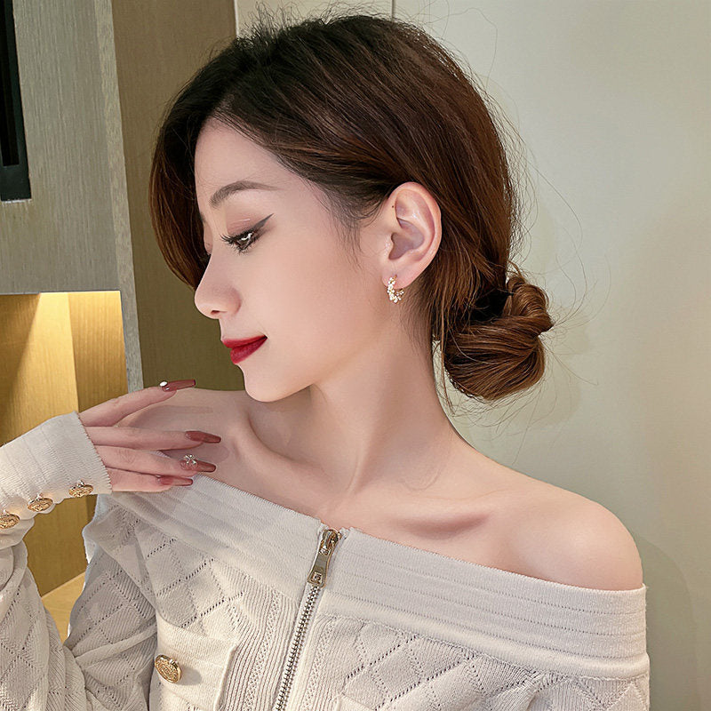 Luxury chic circle pearl earrings - women's fashion minimalist studs, unique design, exquisite jewelry