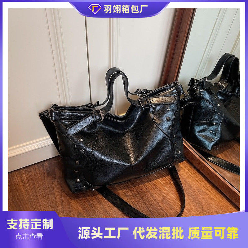 Cross-border retro bag women's large capacity 2025 new summer casual messenger bag rivet portable commuter tote bag