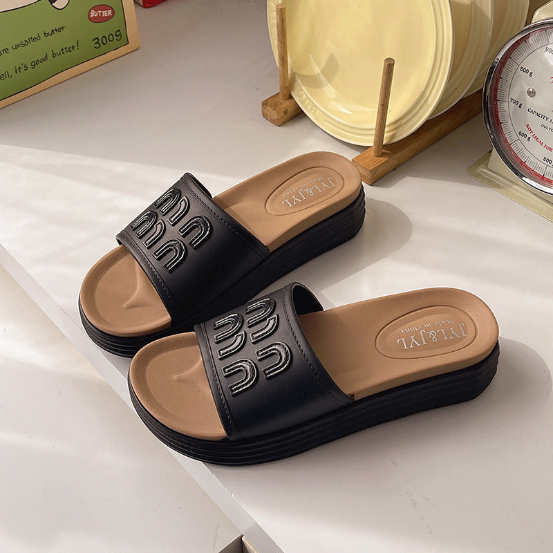 Women's flip-flops summer 2025 new fashion indoor internet celebrity outwear thick solenon-slip beach stomping on shit feeling cool slippers