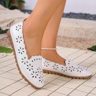 Plus size women's summer sandals: breathable, hollow-out leather, non-slip, flat, middle-aged and elderly women's shoes - clogs