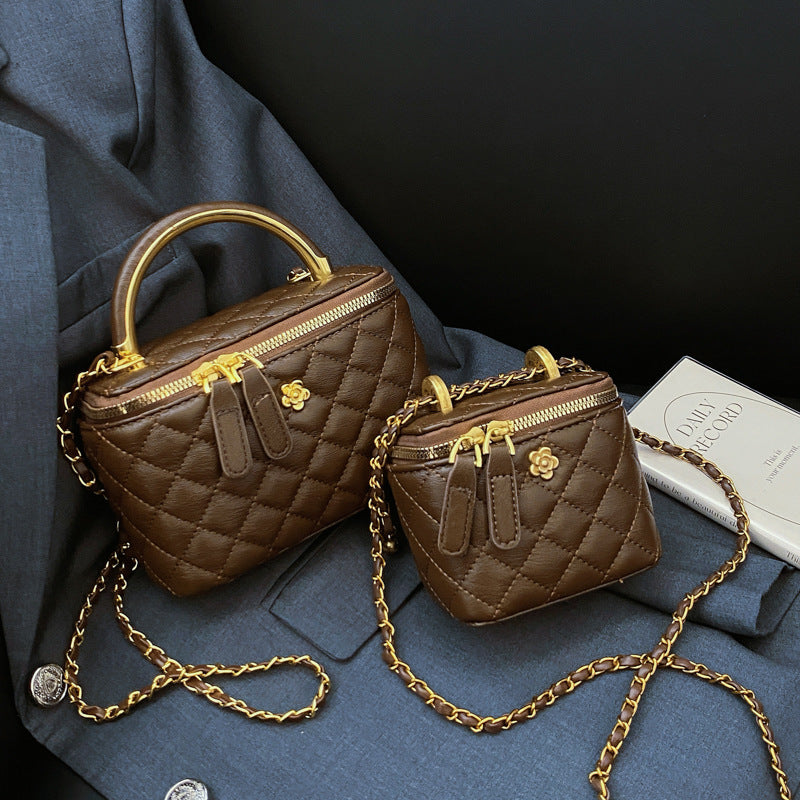Hand carrying retro fashion bucket bag women's 2025 new Xiaoxiangfeng diamond chain shoulder bag versatile messenger bag